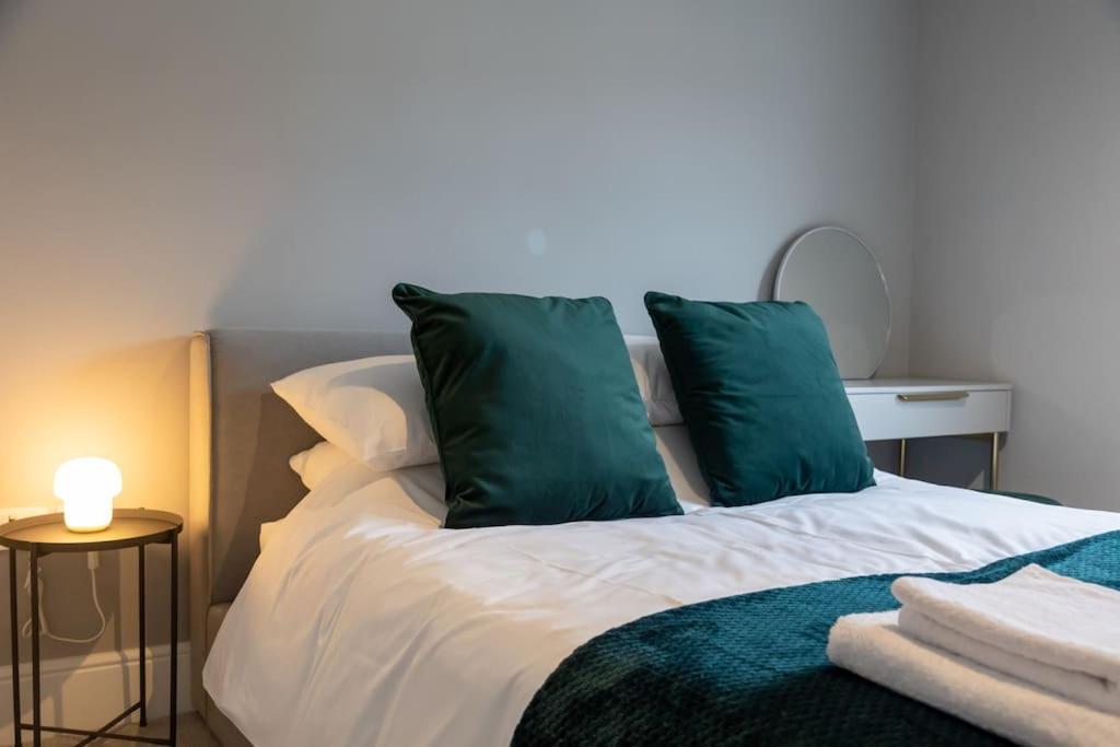 Hereford - Clifton Villa - Beautifully Presented House Located A Short Walk From City Centre - Sleeps 6 Guests - Perfect For Exploring Hereford - Hosted By Rentmyhouse Экстерьер фото